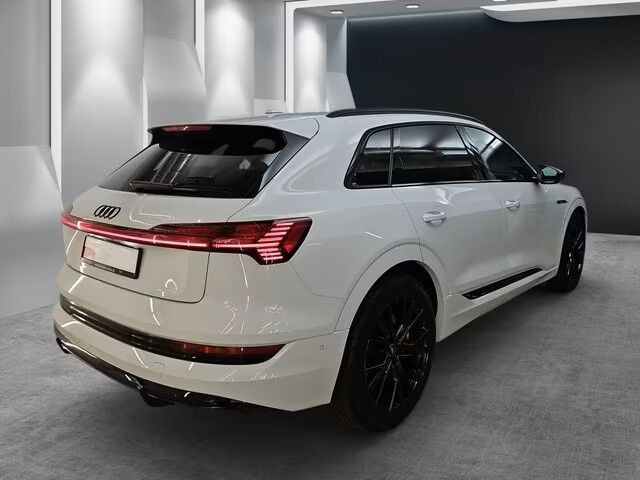 Hvid Audi e-tron fra 2022