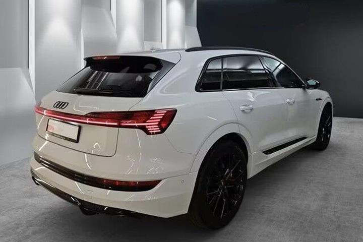 Hvid Audi e-tron fra 2022