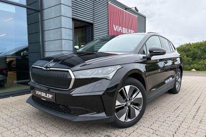 Sort Skoda Enyaq fra 2023 set udefra