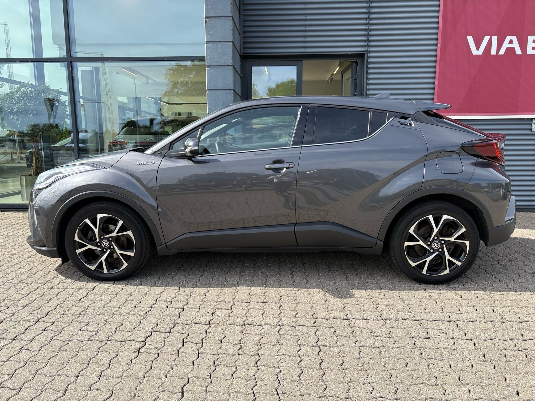 Sort Toyota C-HR fra 2020