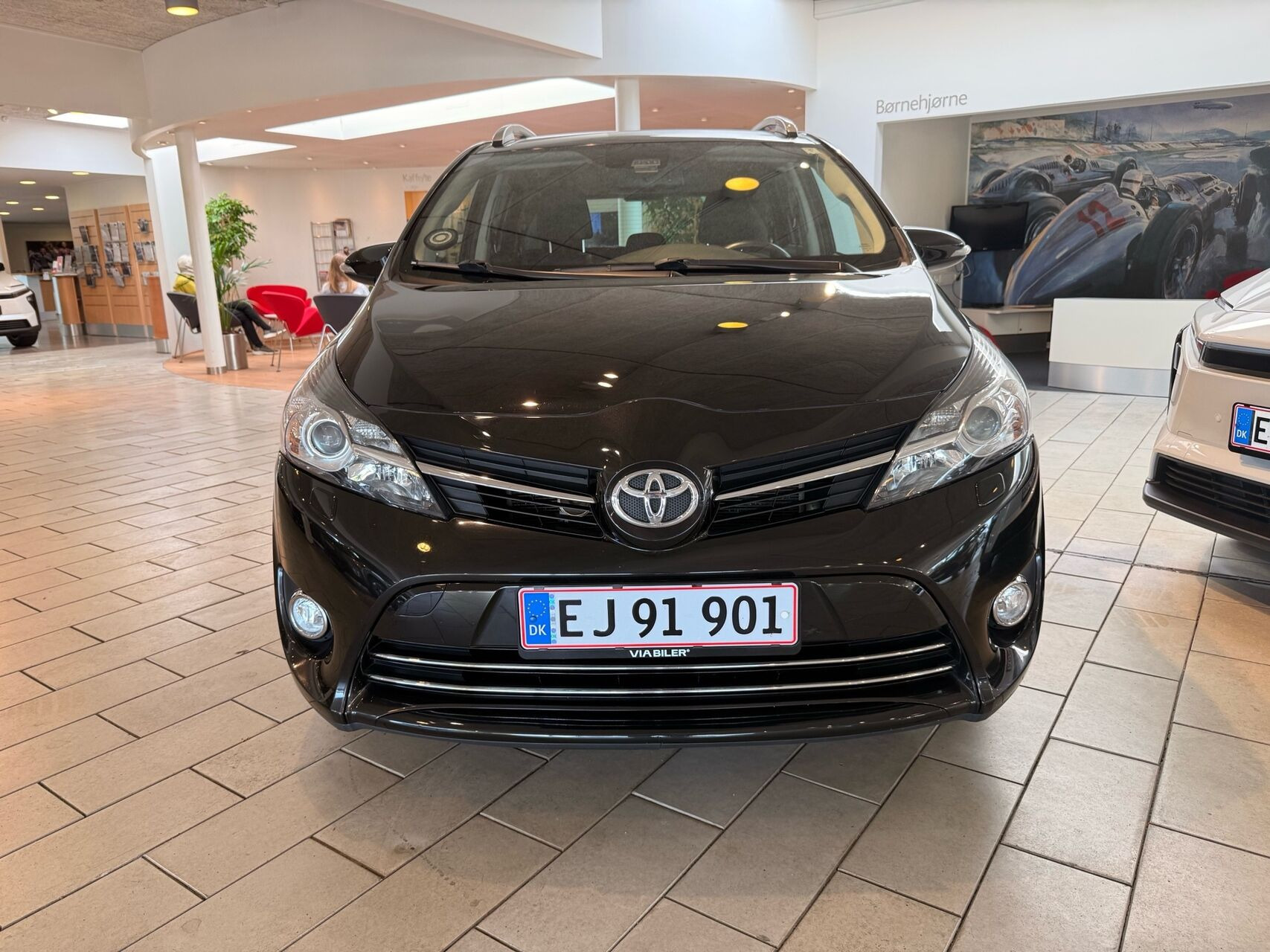 Sort Toyota Verso fra 2017