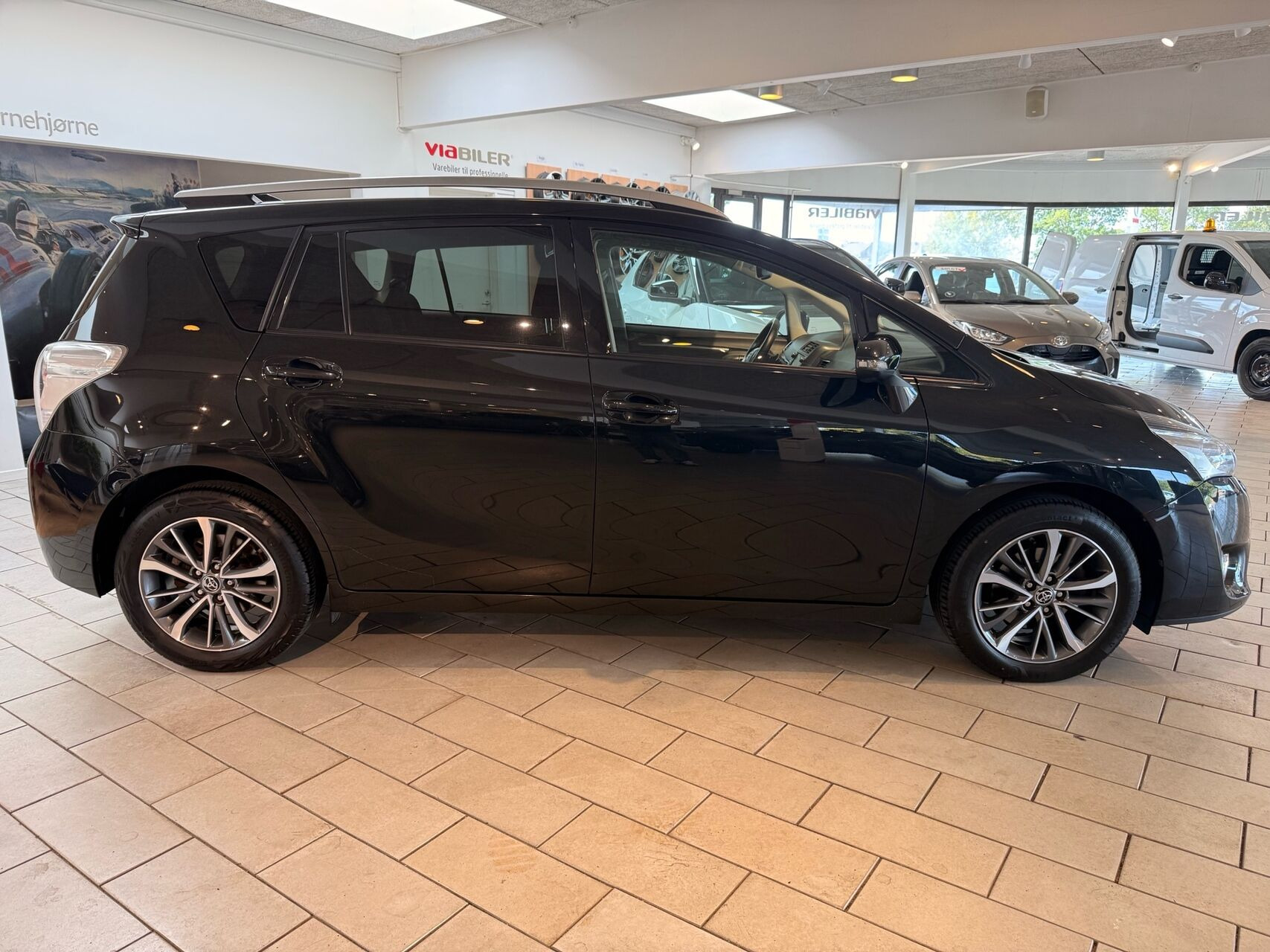 Sort Toyota Verso fra 2017