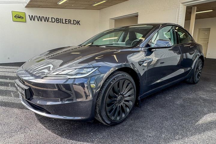 Grå Tesla Model 3 fra 2024