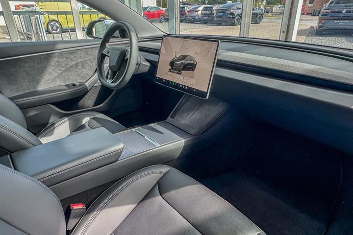 Grå Tesla Model 3 fra 2024
