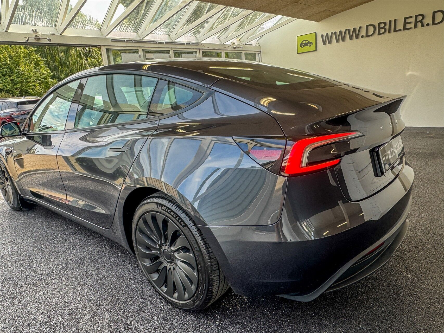 Grå Tesla Model 3 fra 2024