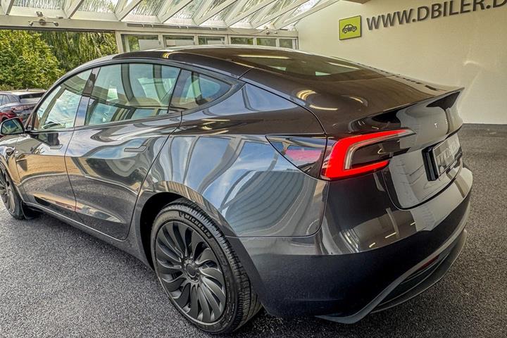Grå Tesla Model 3 fra 2024