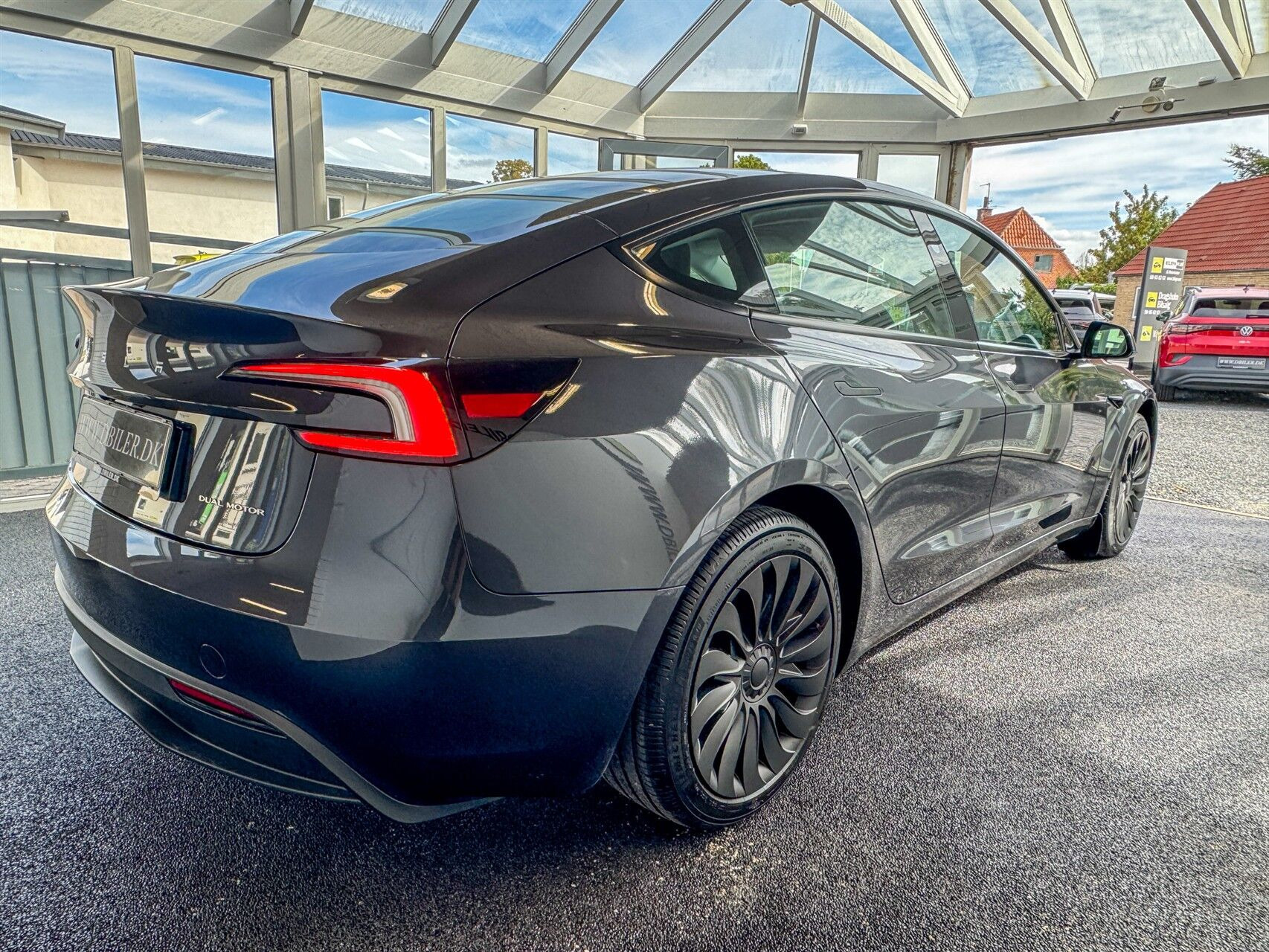 Grå Tesla Model 3 fra 2024