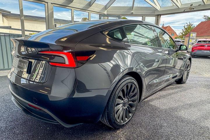 Grå Tesla Model 3 fra 2024