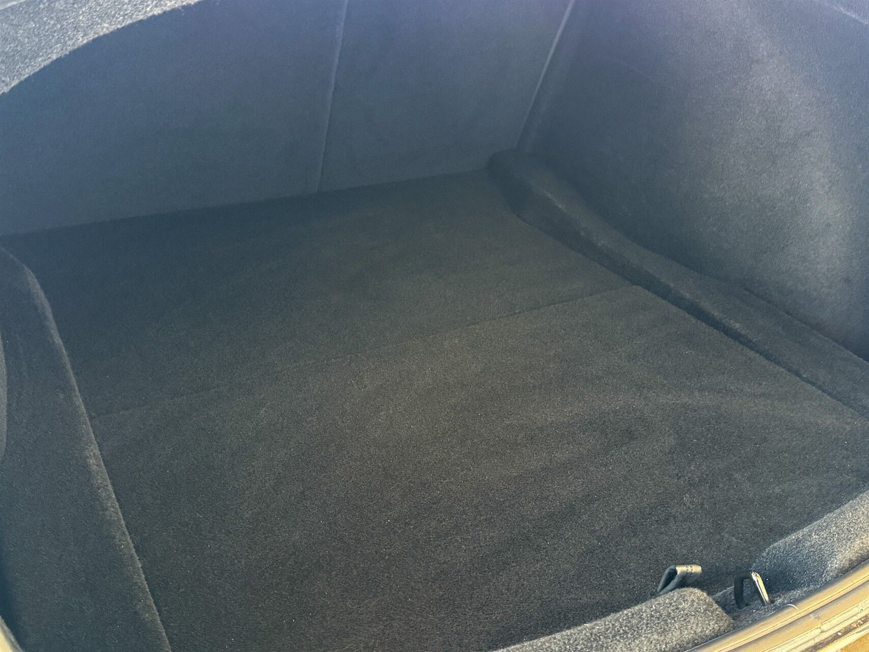Grå Tesla Model 3 fra 2024