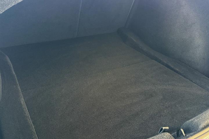 Grå Tesla Model 3 fra 2024