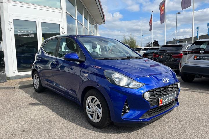 Blå Hyundai i10 fra 2023