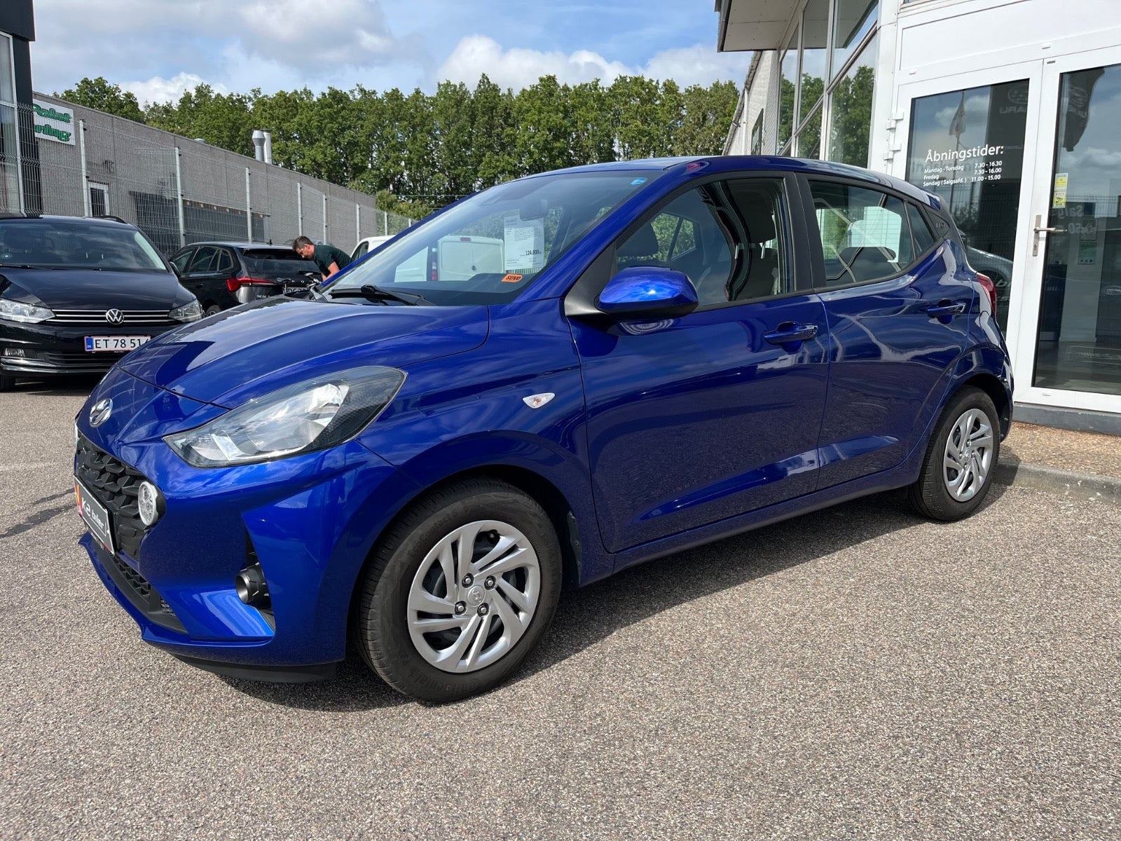 Blå Hyundai i10 fra 2023