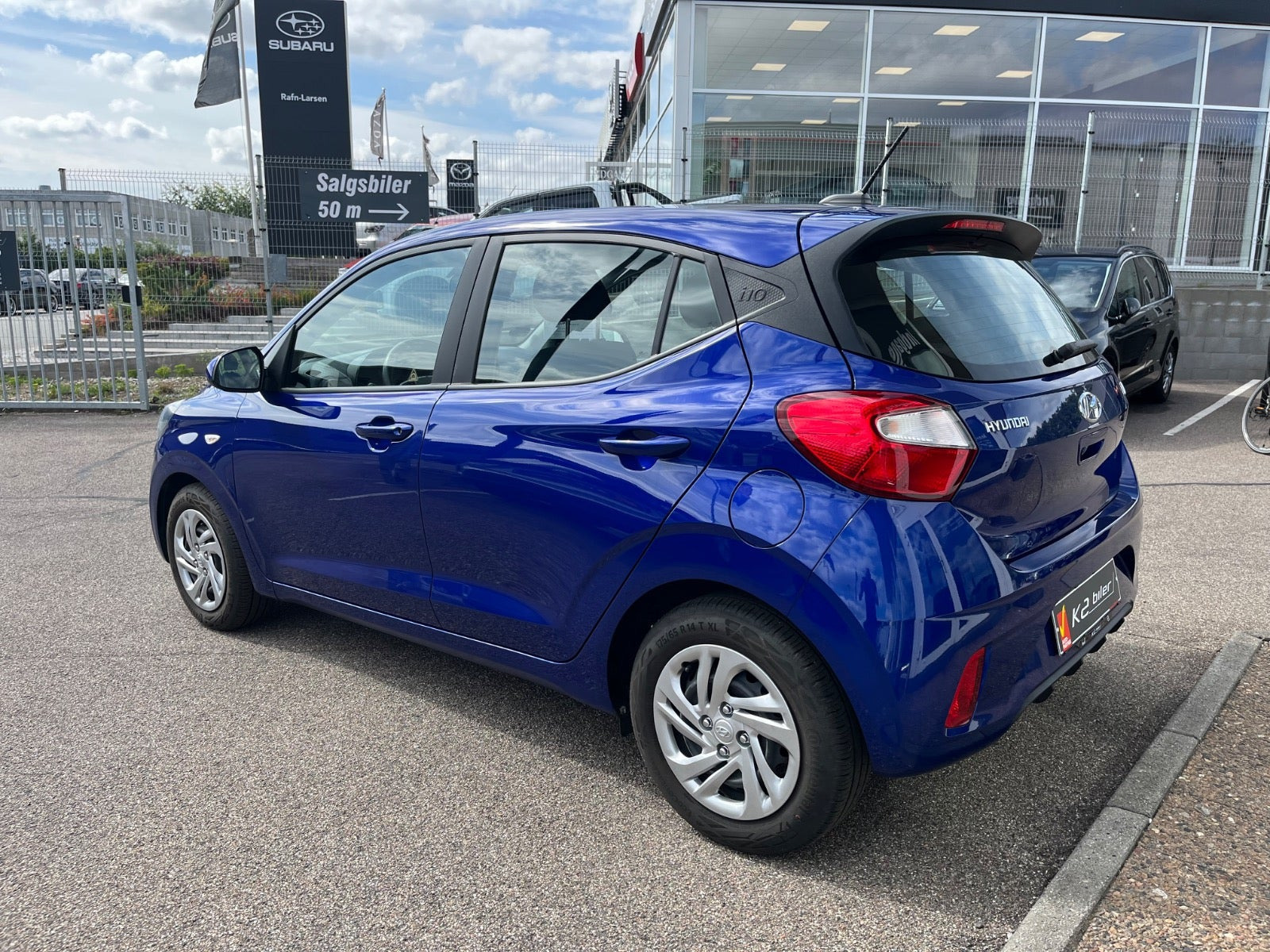 Blå Hyundai i10 fra 2023