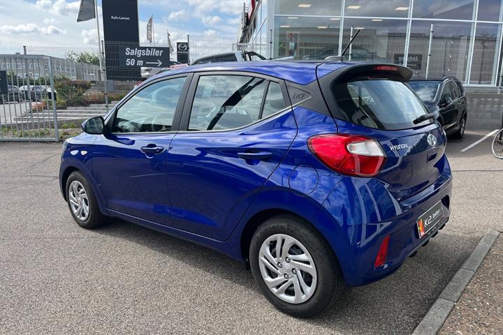 Blå Hyundai i10 fra 2023