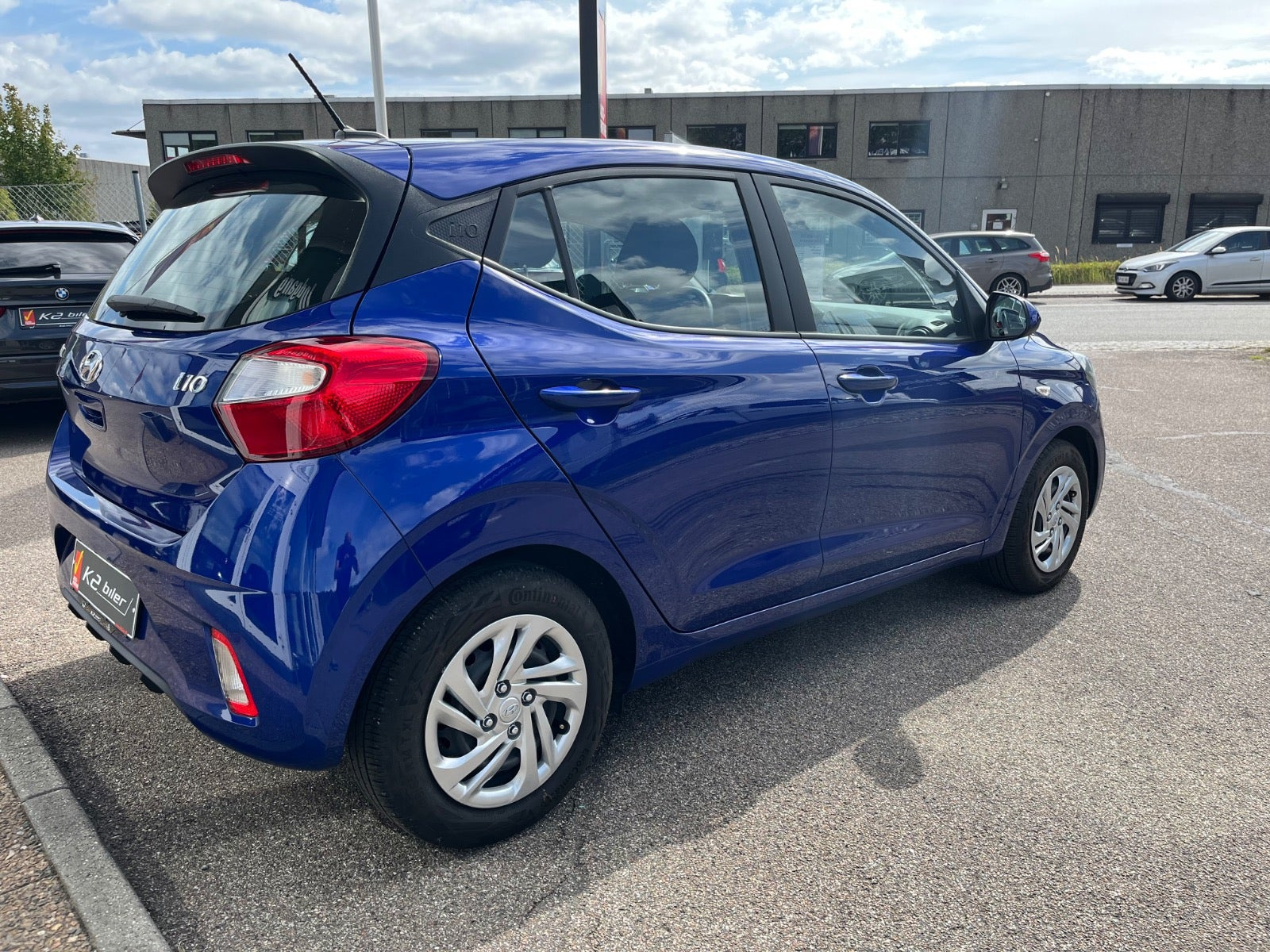 Blå Hyundai i10 fra 2023