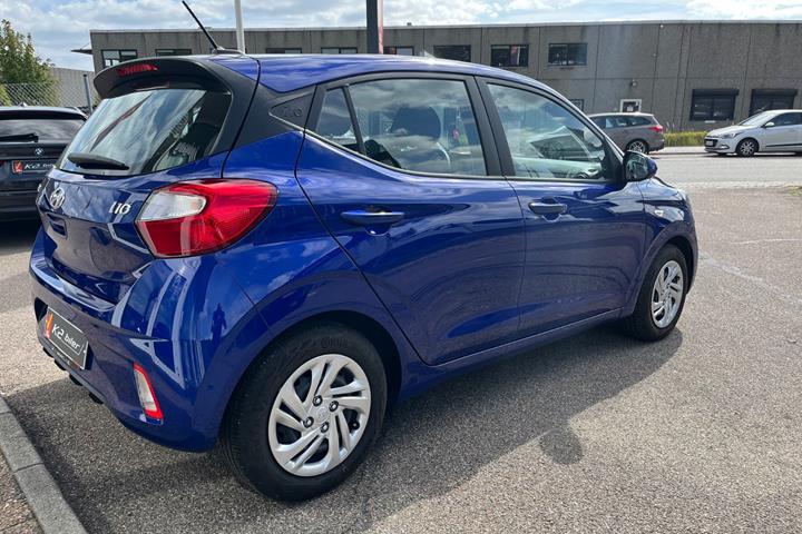 Blå Hyundai i10 fra 2023