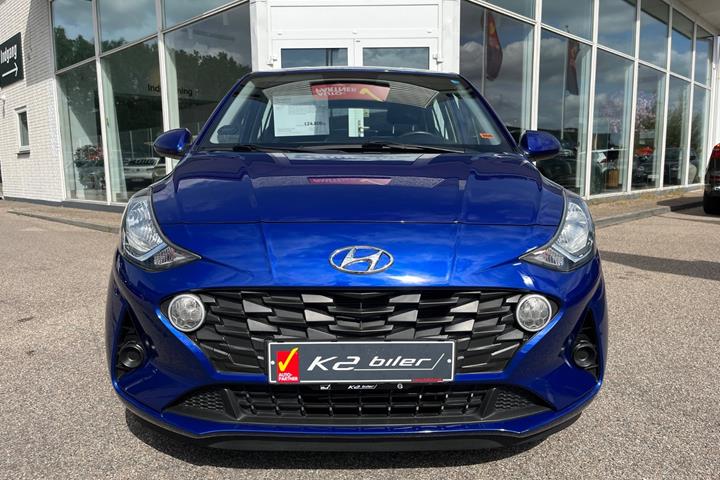 Blå Hyundai i10 fra 2023