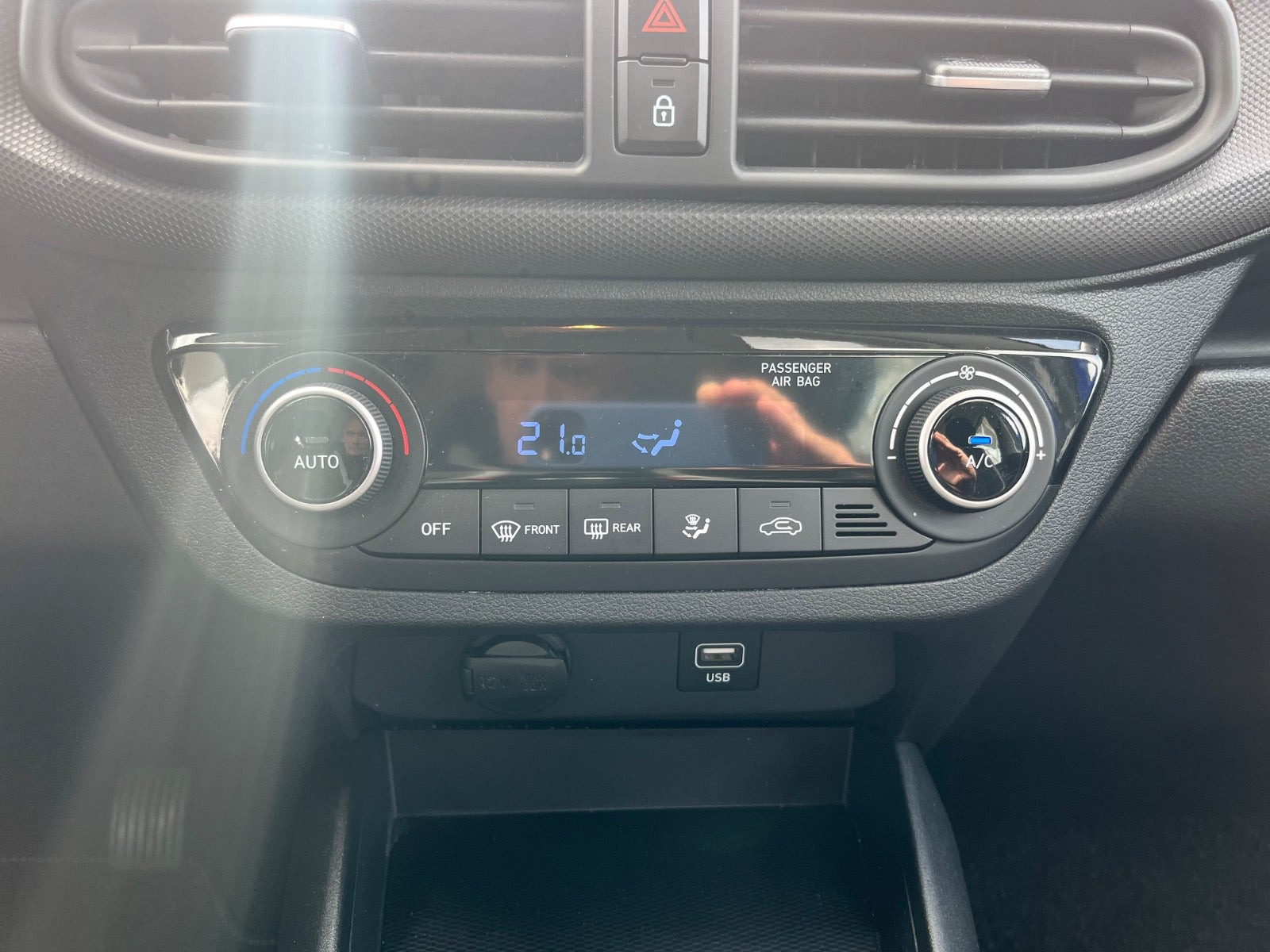 Blå Hyundai i10 fra 2023