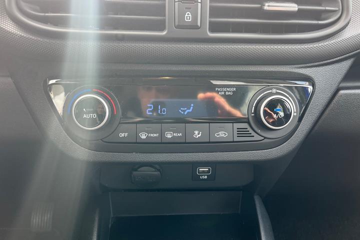 Blå Hyundai i10 fra 2023