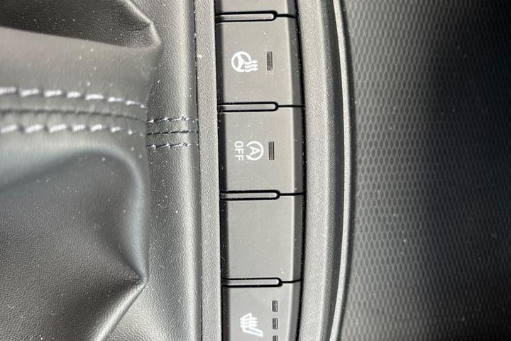 Blå Hyundai i10 fra 2023