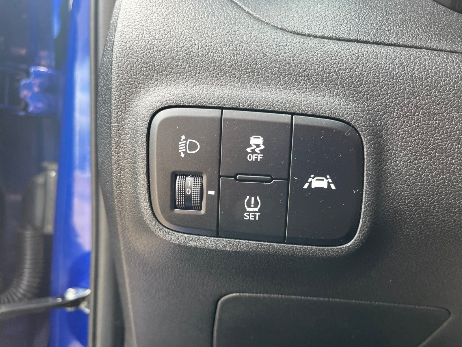 Blå Hyundai i10 fra 2023