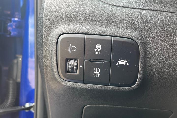Blå Hyundai i10 fra 2023