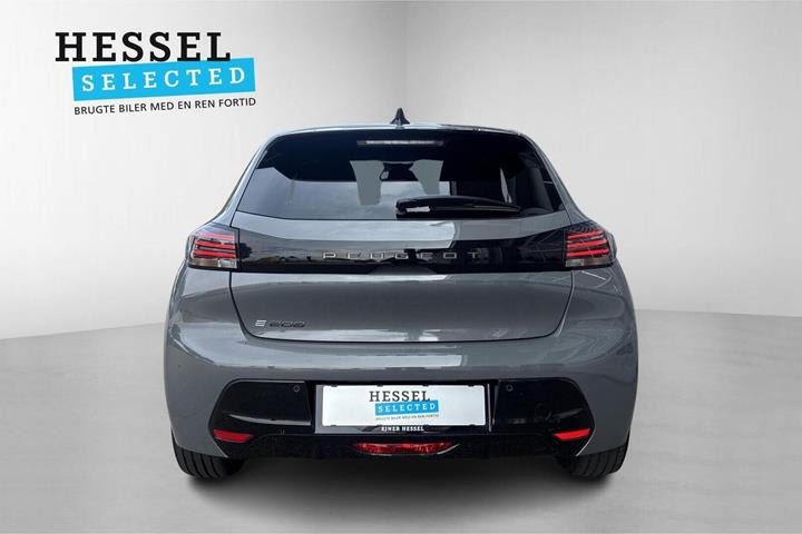 Grå Peugeot e-208 fra 2024