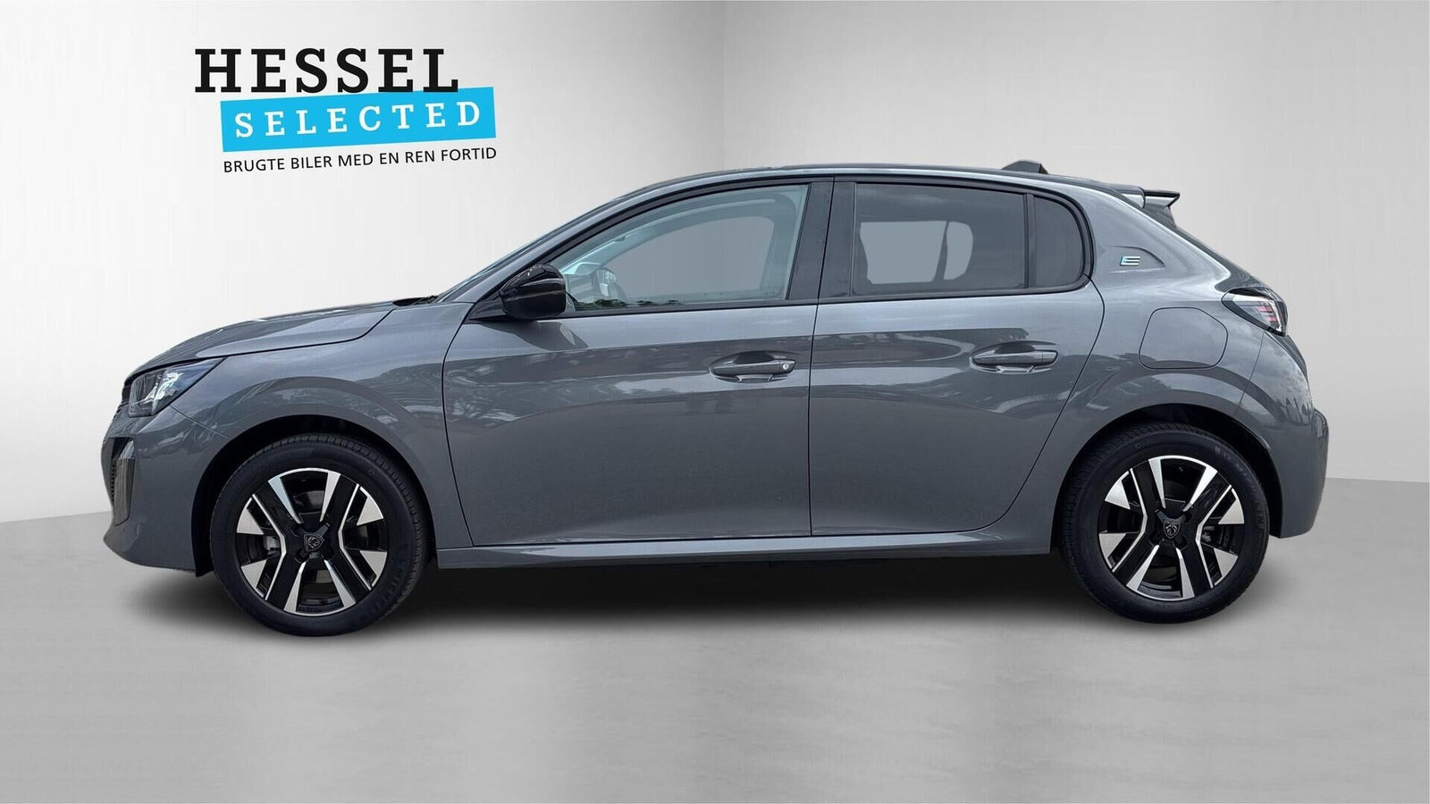 Grå Peugeot e-208 fra 2024