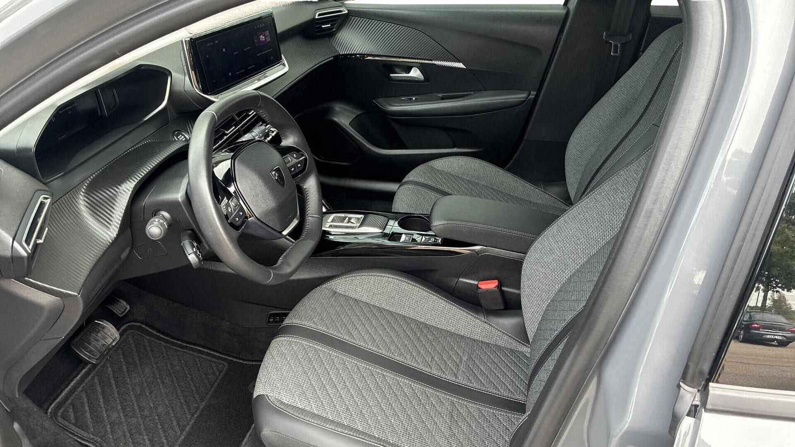 Grå Peugeot e-208 fra 2024