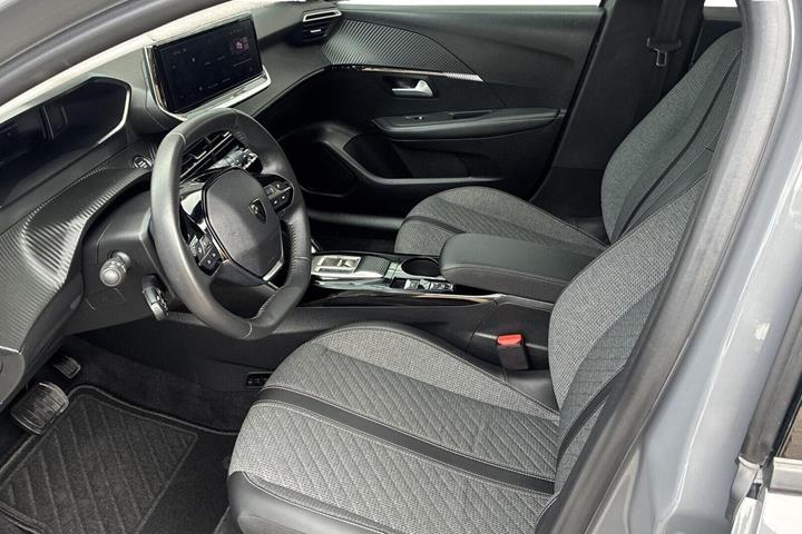 Grå Peugeot e-208 fra 2024