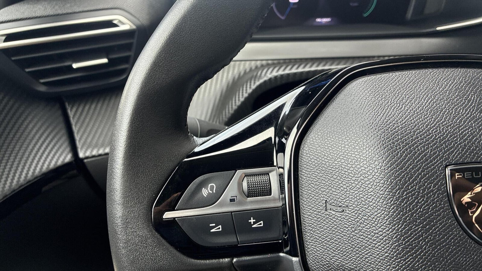 Grå Peugeot e-208 fra 2024