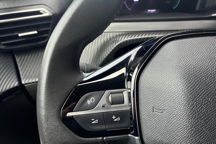 Grå Peugeot e-208 fra 2024
