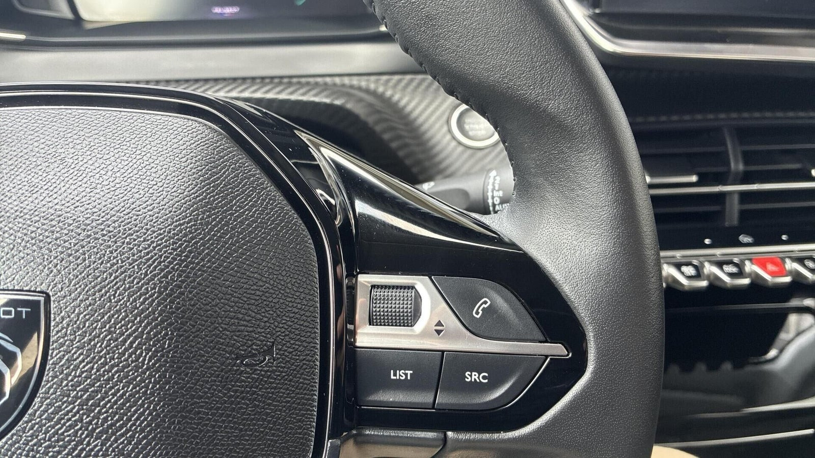 Grå Peugeot e-208 fra 2024
