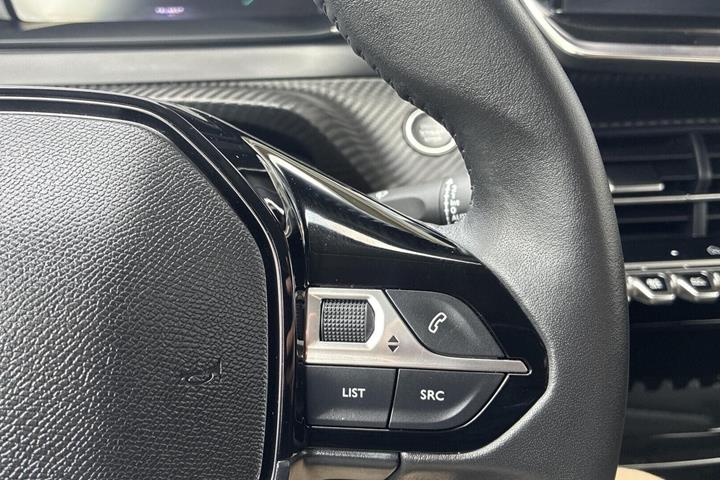 Grå Peugeot e-208 fra 2024