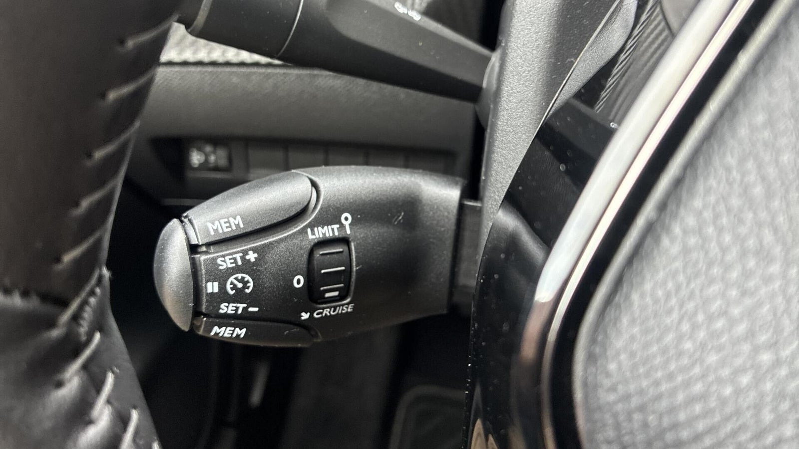 Grå Peugeot e-208 fra 2024