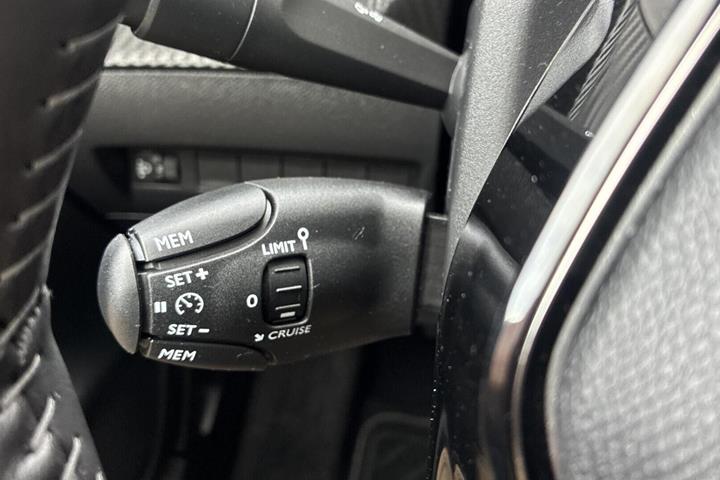 Grå Peugeot e-208 fra 2024