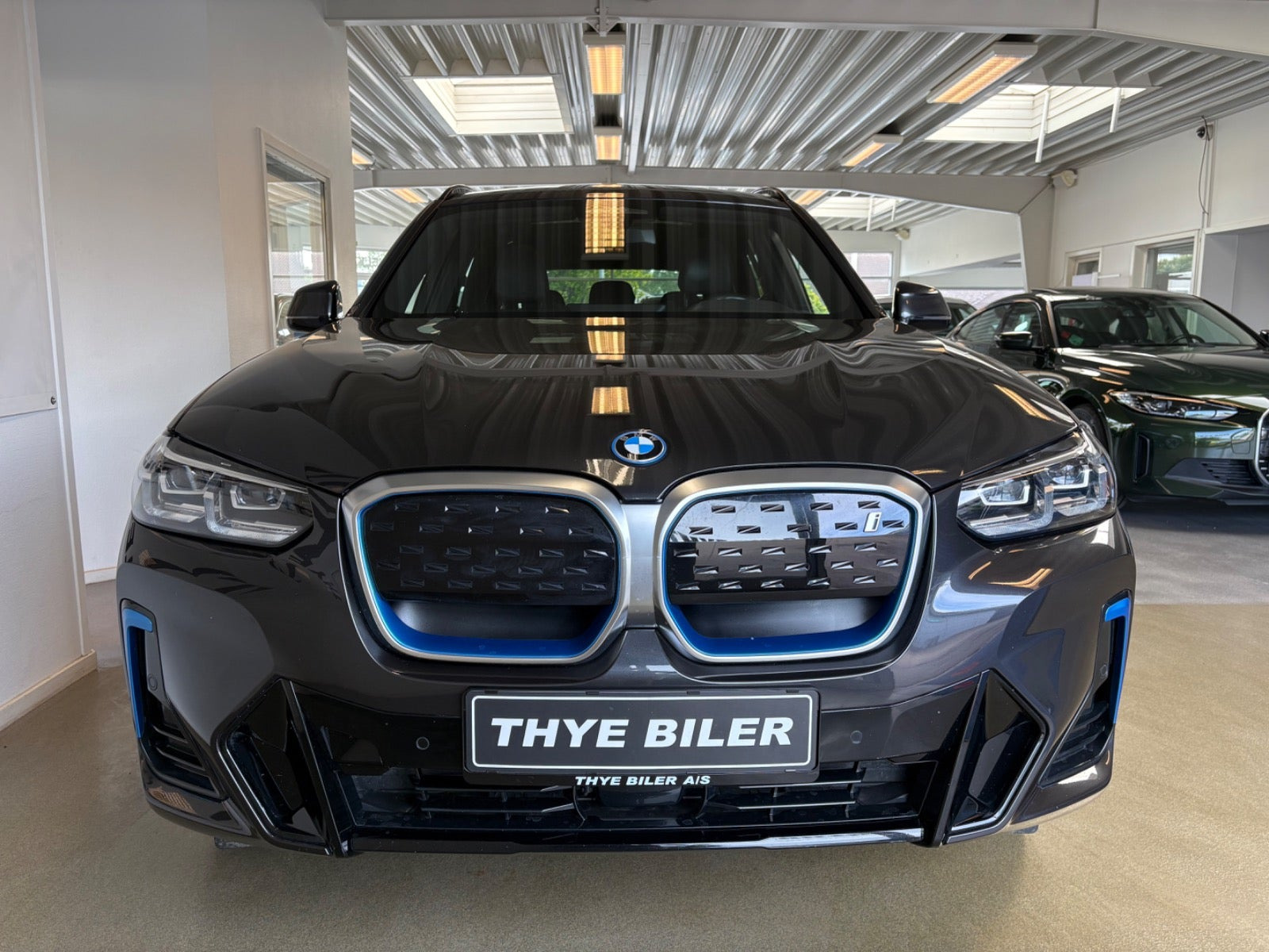 Grå BMW iX3 fra 2023
