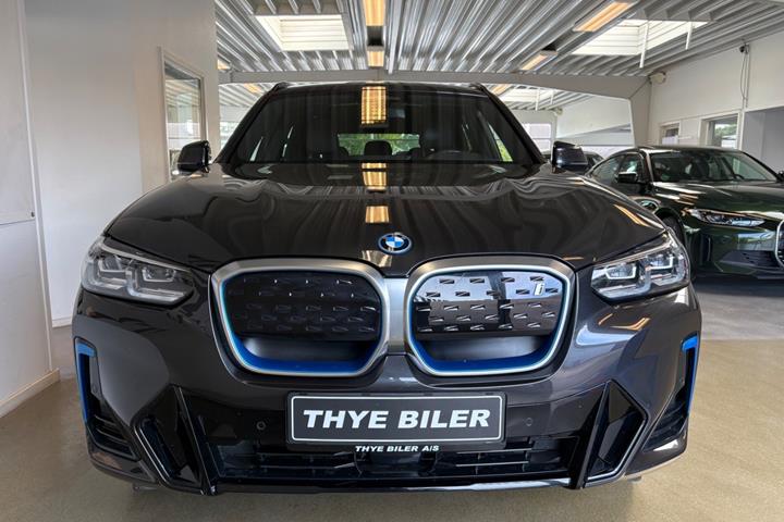 Grå BMW iX3 fra 2023