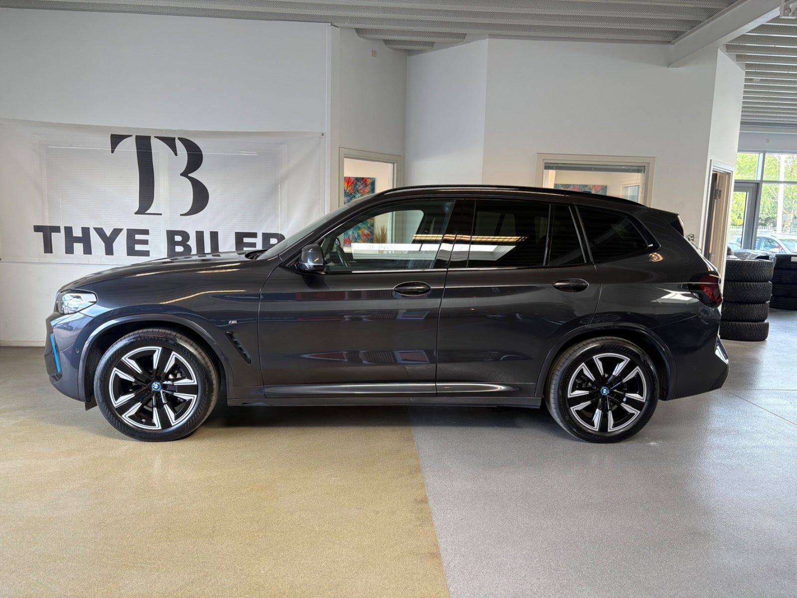Grå BMW iX3 fra 2023