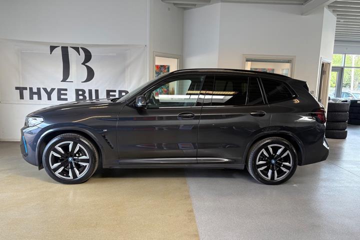 Grå BMW iX3 fra 2023