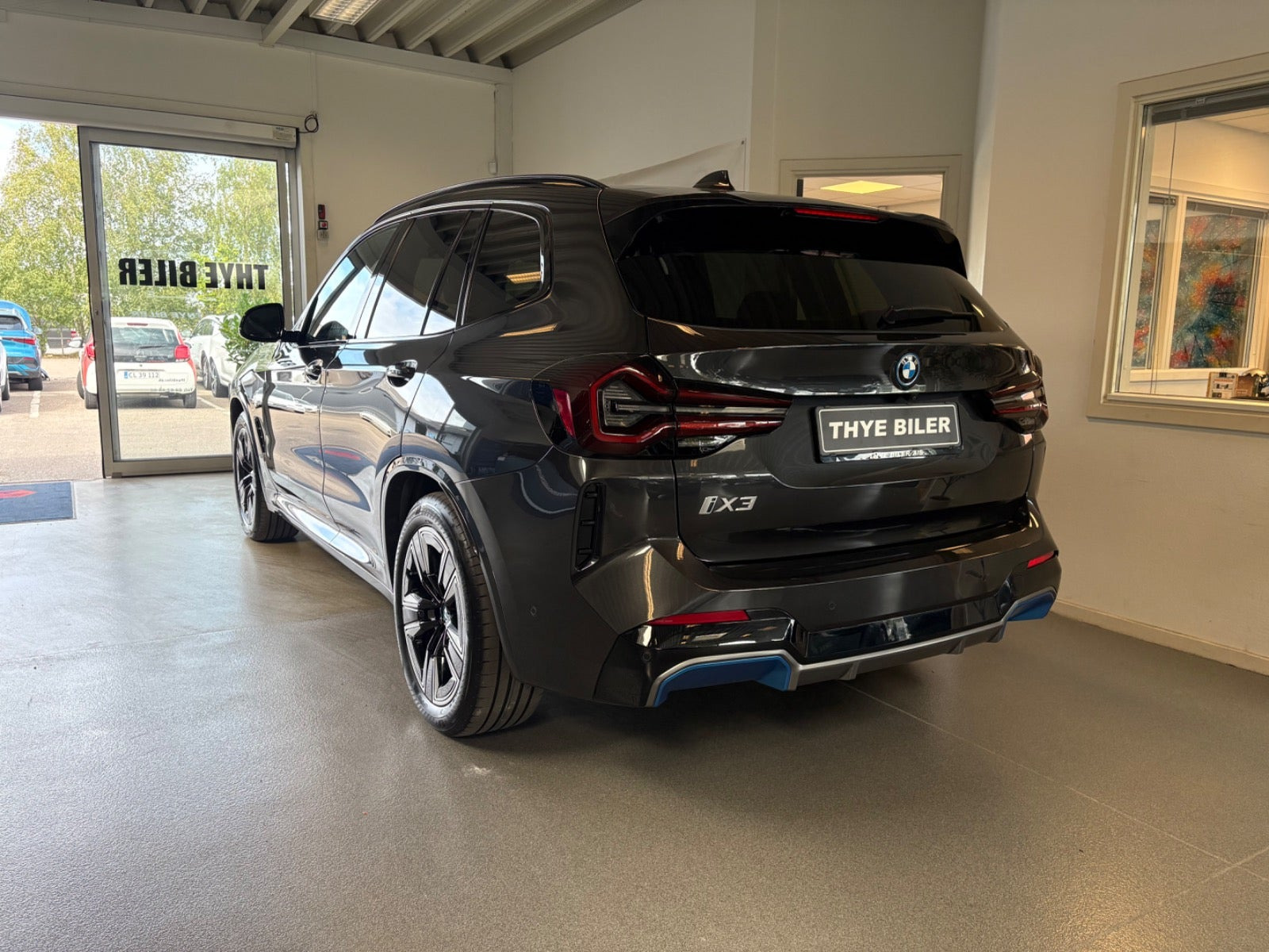 Grå BMW iX3 fra 2023