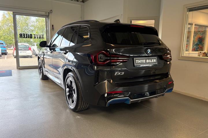 Grå BMW iX3 fra 2023