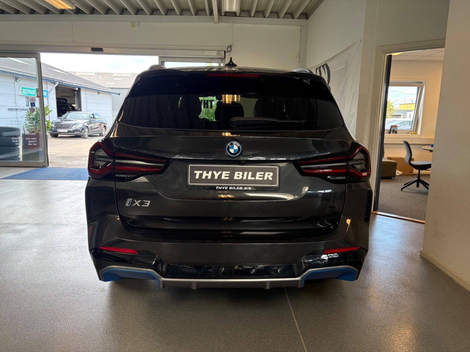 Grå BMW iX3 fra 2023