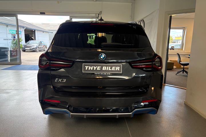Grå BMW iX3 fra 2023