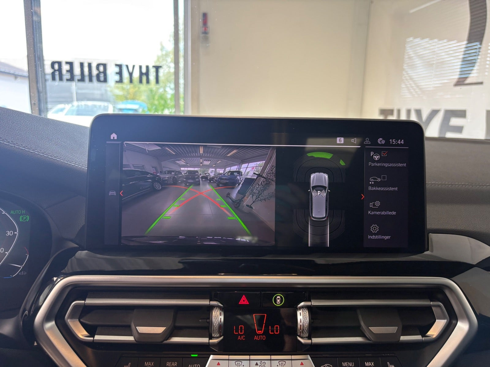 Grå BMW iX3 fra 2023