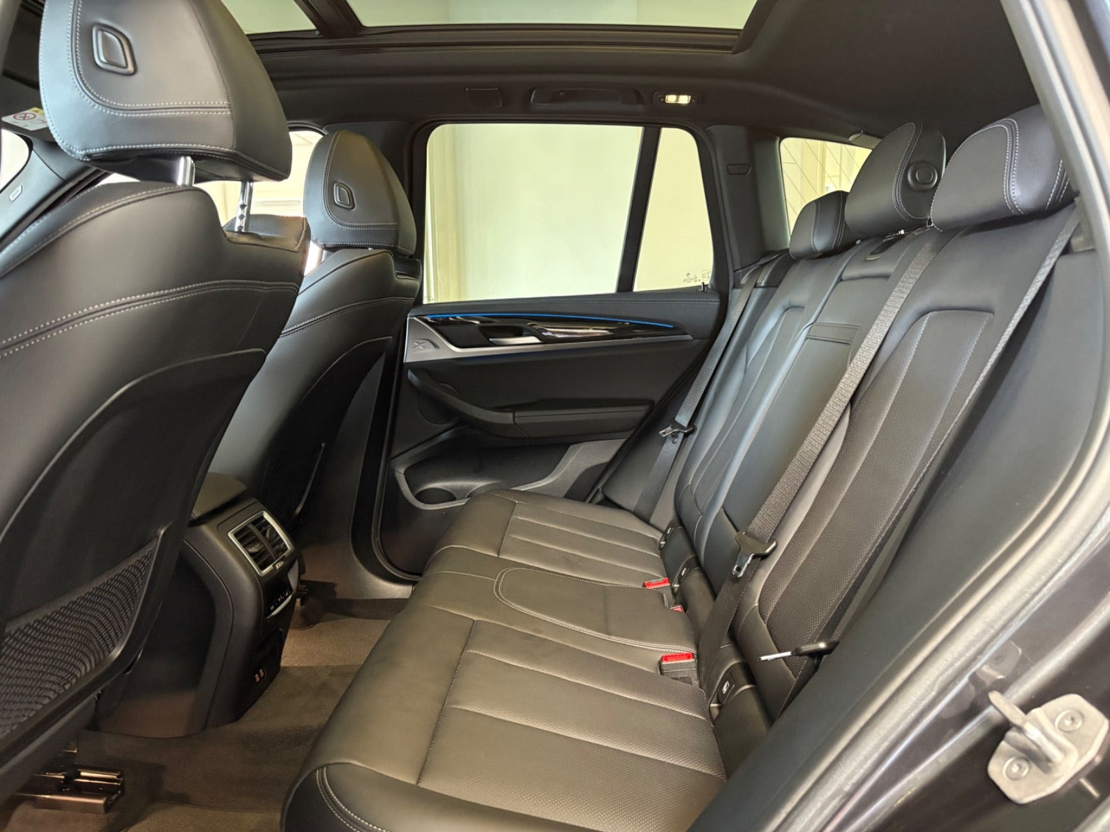 Grå BMW iX3 fra 2023