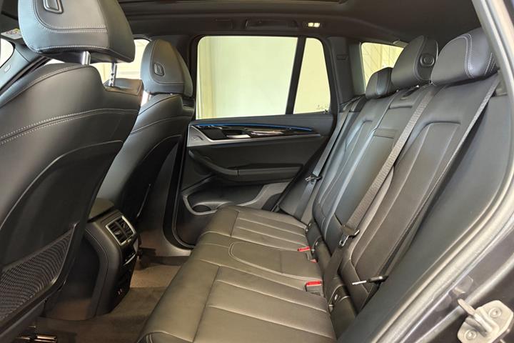 Grå BMW iX3 fra 2023