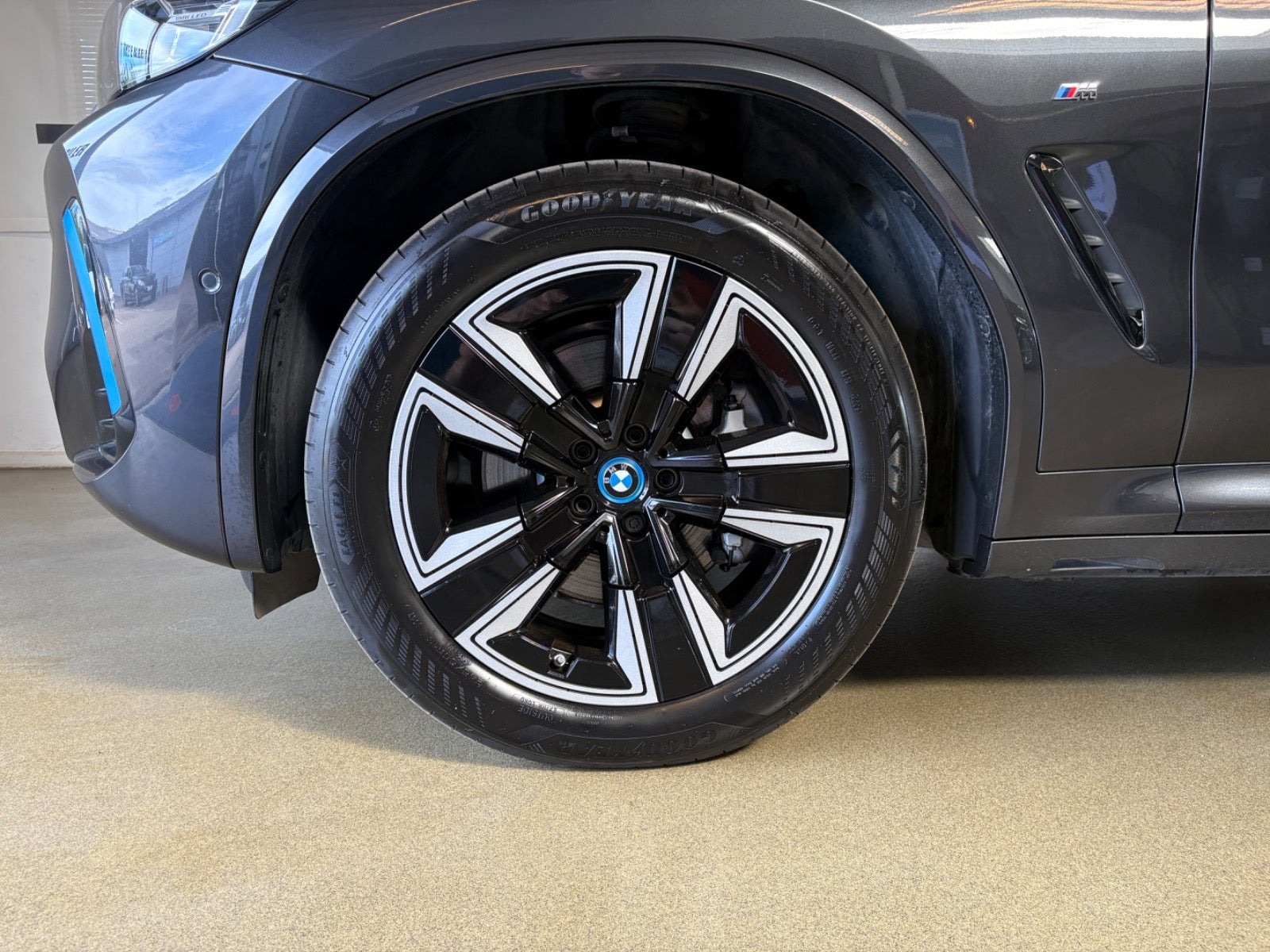 Grå BMW iX3 fra 2023