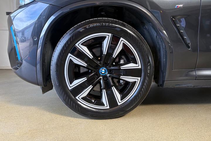 Grå BMW iX3 fra 2023