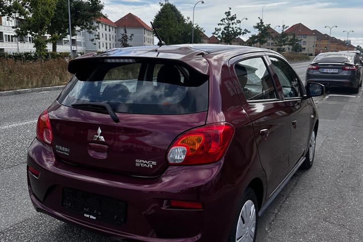 Rød Mitsubishi Space Star fra 2016